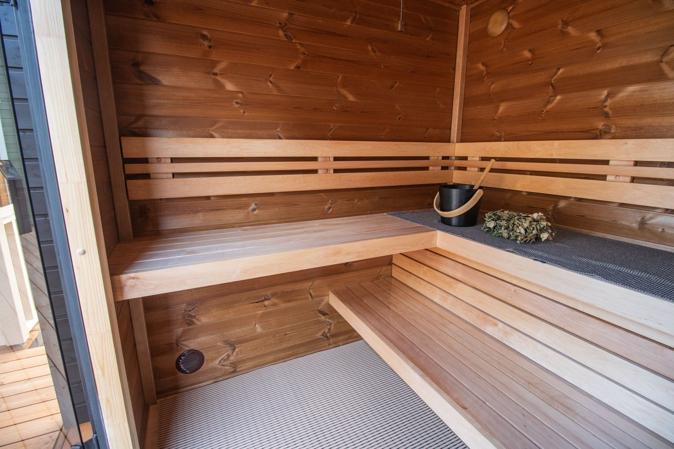 4 Person Leil Patio S Plus Outdoor Sauna made from ThermoWood with patio relaxation area