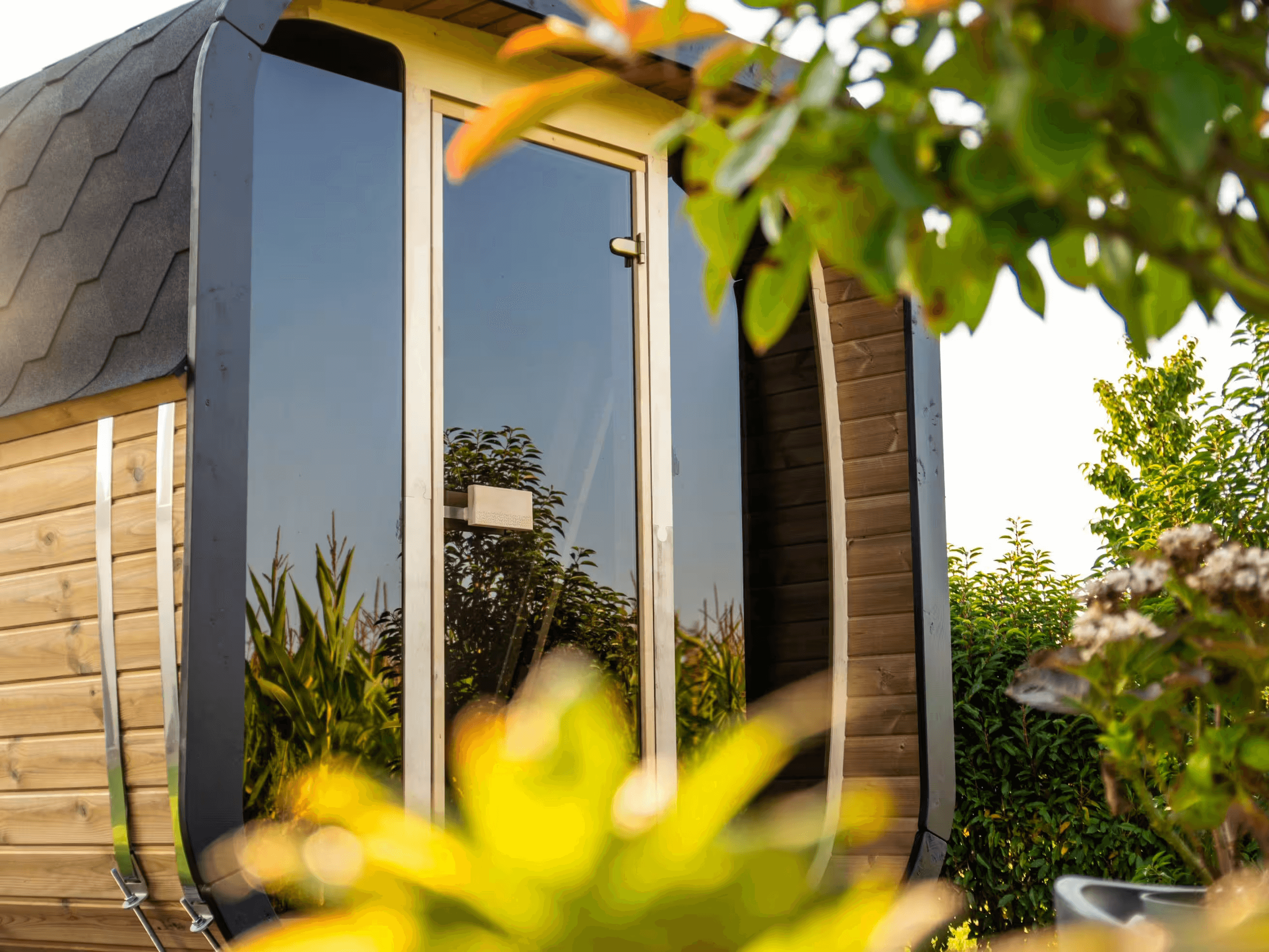 Outdoor sauna cabin SaunaLife CL7G Cube-Series with glass facade and luxury relaxation space