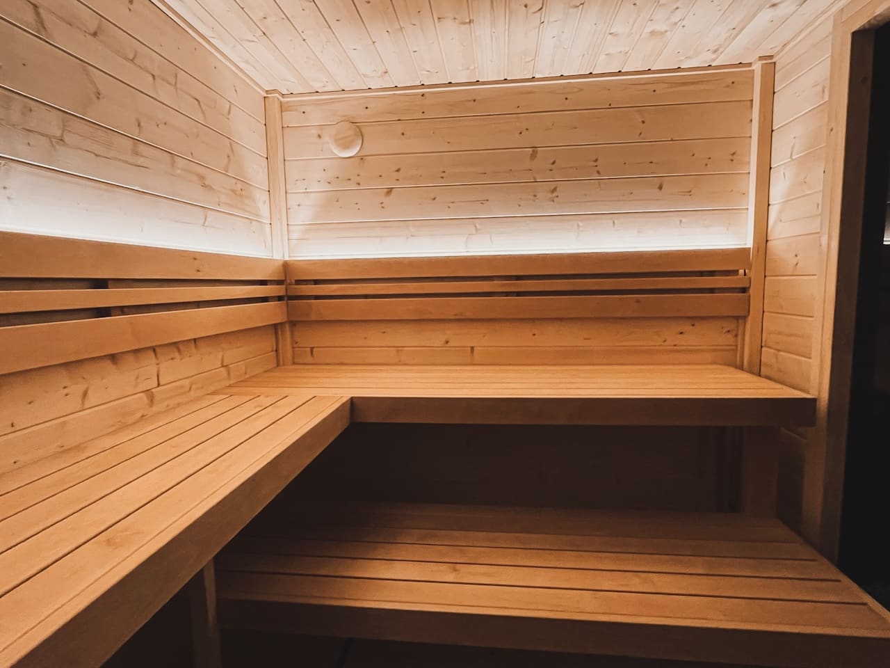 Leil Patio S ThermoWood Outdoor Sauna for 4–5 People, compact corner home sauna