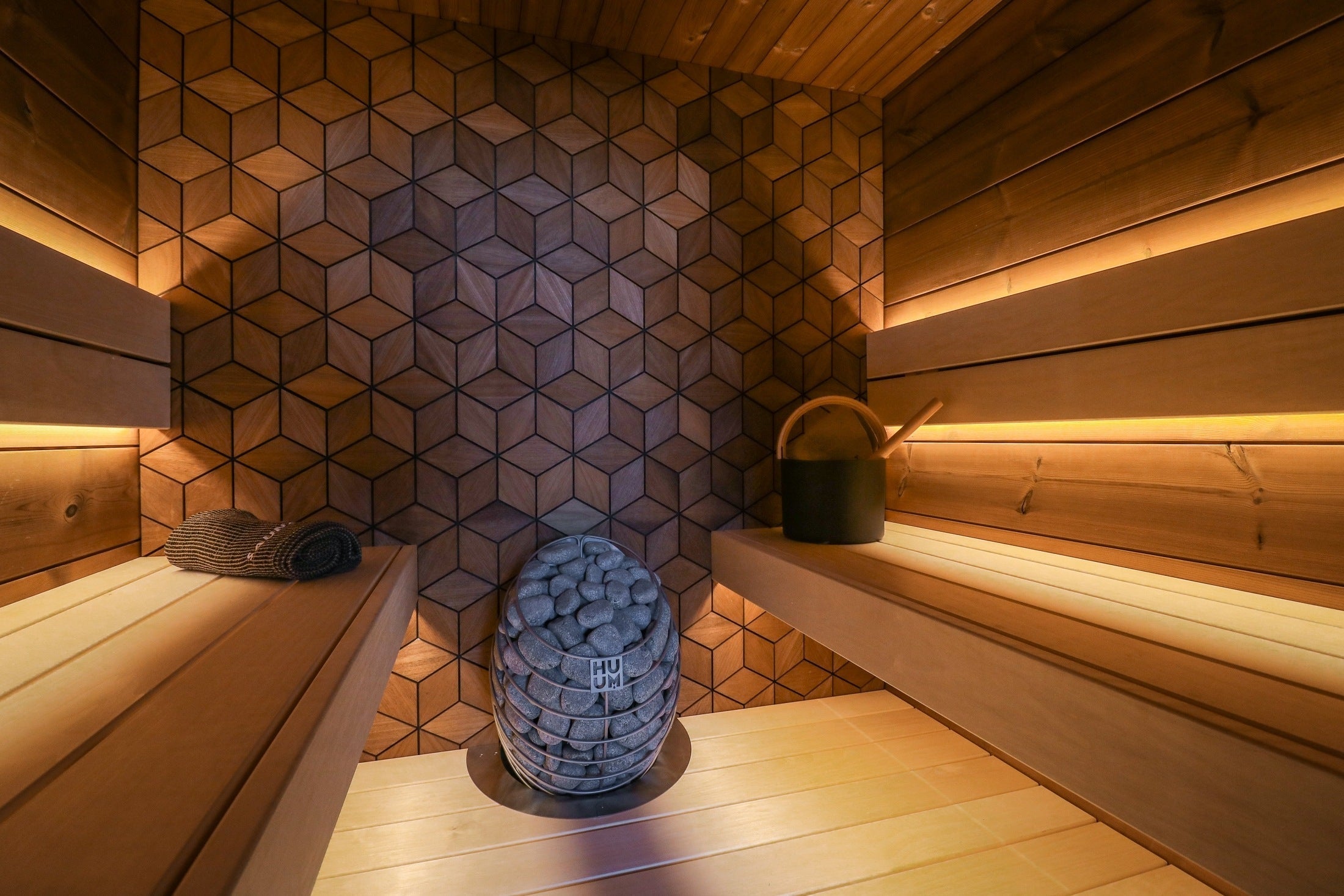 Indoor 4-person traditional sauna kit Leil Como 4-180 with ThermoWood® structure and ergonomic Aspen wood interior