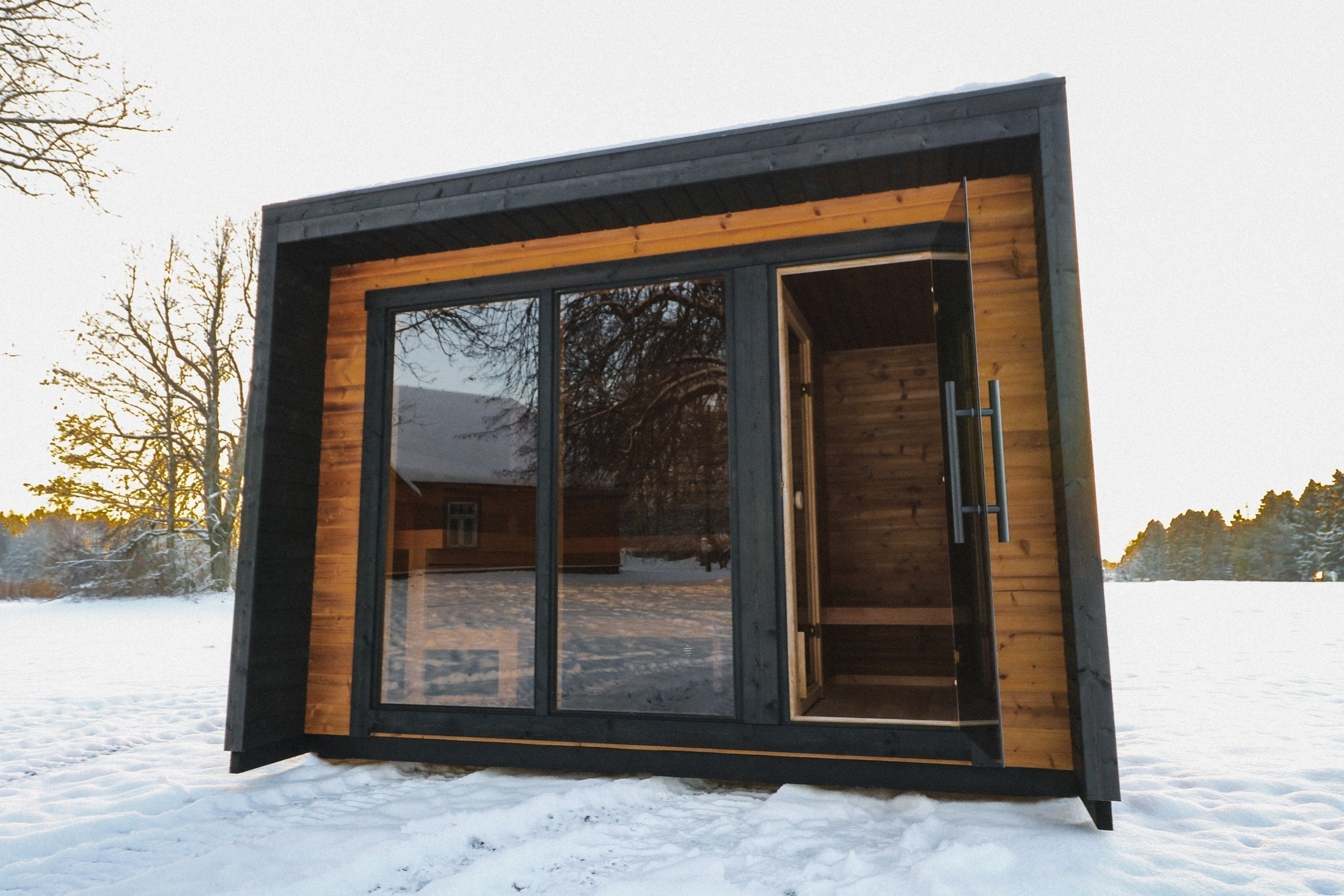 Leil Patio M Outdoor Sauna with Spacious Interior and Changing Room, 5 Person ThermoWood Garden Sauna